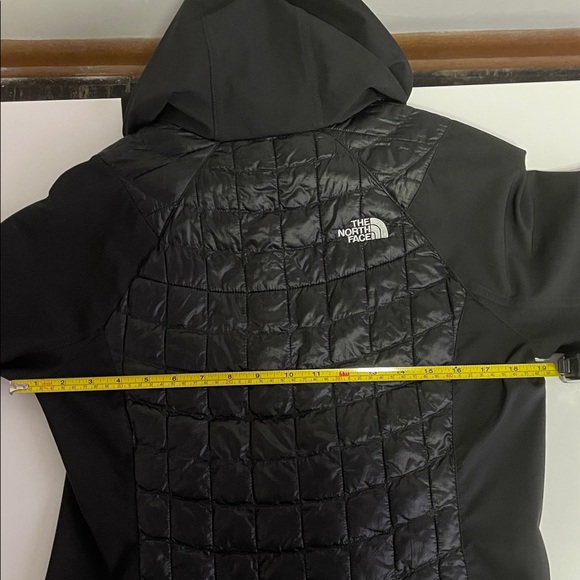 The North Face Thermoball women’s black lightweight jacket with hood sz M - Picture 8 of 8